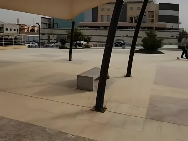 مظلة شد إنشائي بقماش مشدود وهيكل معدني في موقع التنفيذ في الرياض
