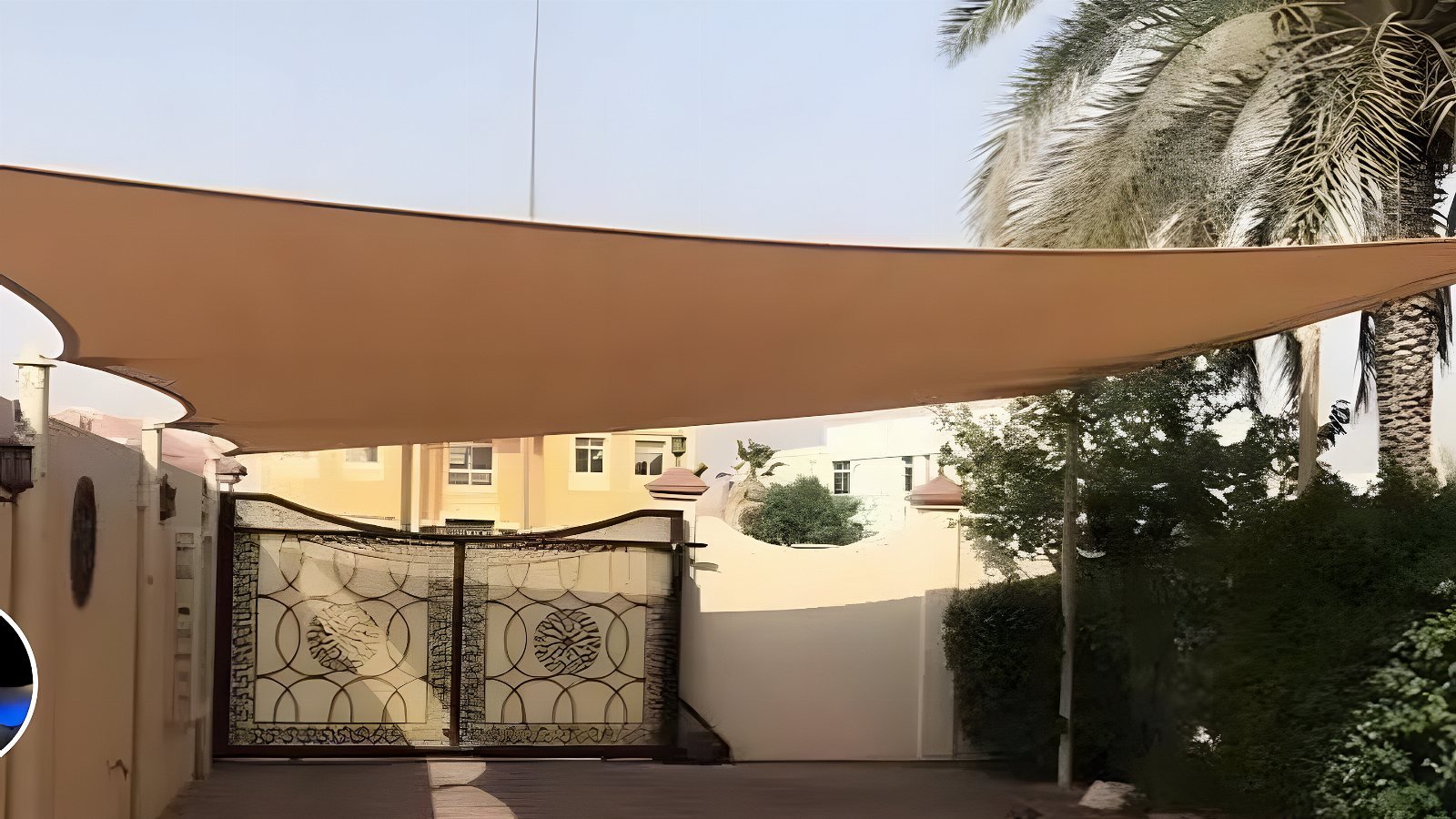 مظلة شد إنشائي بقماش مشدود وهيكل معدني في موقع التنفيذ في الرياض