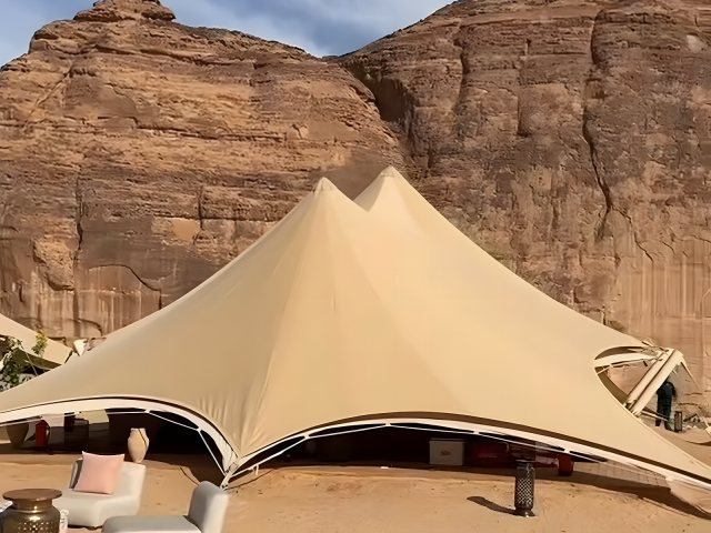مظلة شد إنشائي بقماش مشدود وهيكل معدني في موقع التنفيذ في الرياض
