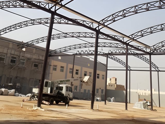 مظلة شد إنشائي بقماش مشدود وهيكل معدني في موقع التنفيذ في الرياض