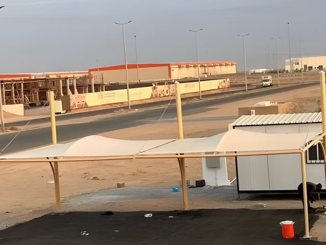 مظلة شد إنشائي بقماش مشدود وهيكل معدني في موقع التنفيذ في الرياض