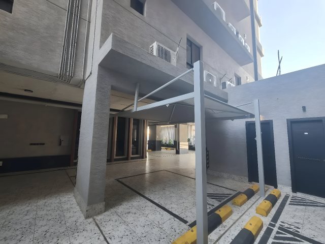 مظلة شد إنشائي بقماش مشدود وهيكل معدني في موقع التنفيذ في الرياض