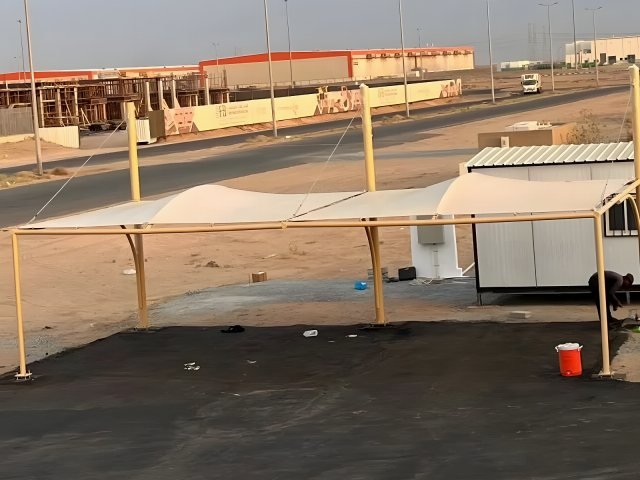 مظلة شد إنشائي بقماش مشدود وهيكل معدني في موقع التنفيذ في الرياض
