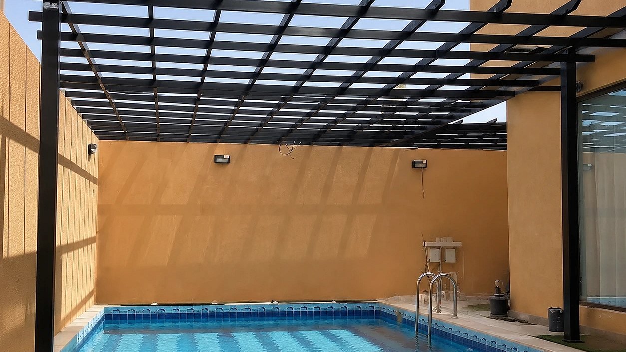 برجولة خارجية بهيكل معدني في حديقة في موقع التنفيذ في الرياض