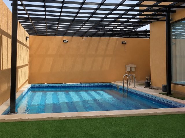 برجولة خارجية بهيكل معدني في حديقة في موقع التنفيذ في الرياض