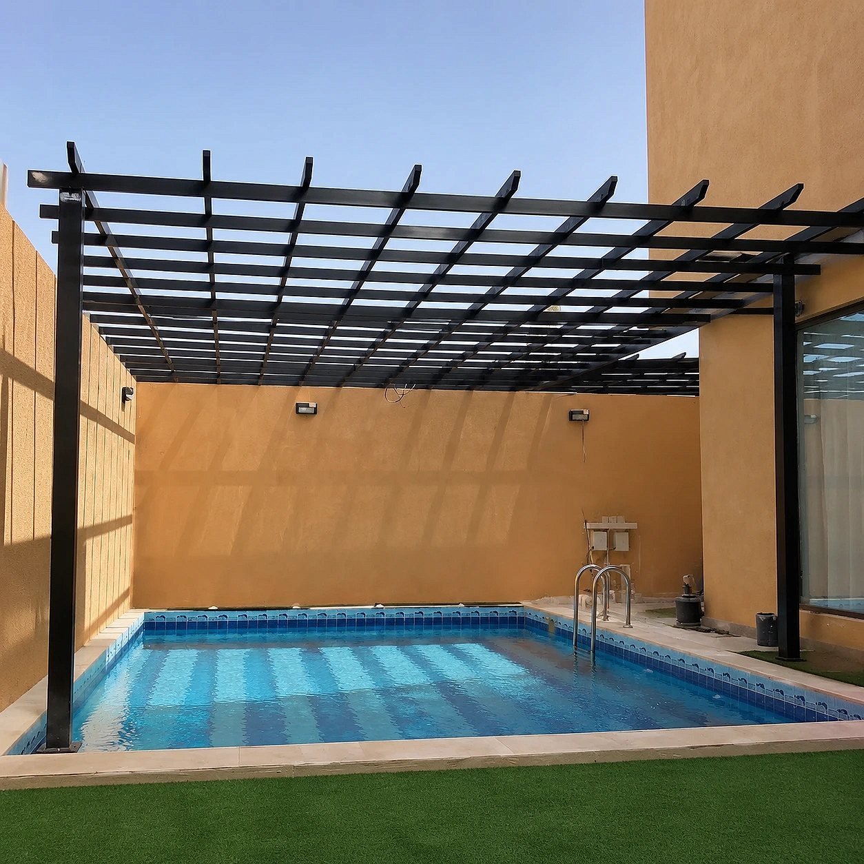 برجولة خارجية بهيكل معدني في حديقة في موقع التنفيذ في الرياض