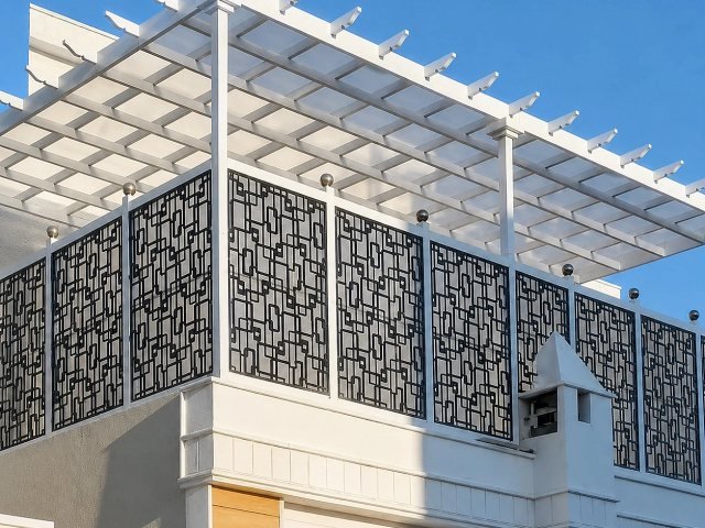 برجولة خارجية بهيكل معدني في حديقة في موقع التنفيذ في الرياض