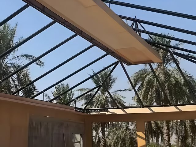 برجولة خارجية بهيكل معدني في حديقة في موقع التنفيذ في الرياض