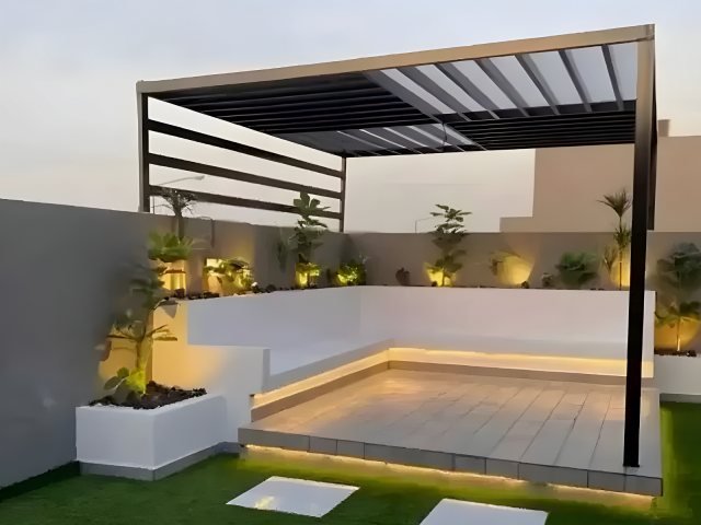 برجولة خارجية بهيكل معدني في حديقة في موقع التنفيذ في الرياض