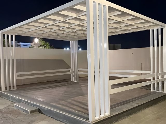 برجولة خارجية بهيكل معدني في حديقة في موقع التنفيذ في الرياض