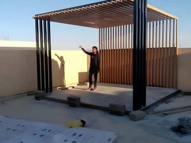 برجولة خارجية بهيكل معدني في حديقة في موقع التنفيذ في الرياض
