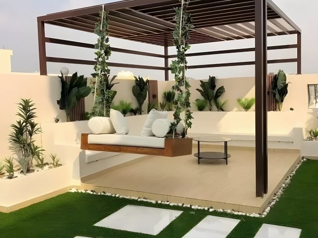 برجولة خارجية بهيكل معدني في حديقة في موقع التنفيذ في الرياض