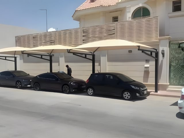 مظلة PVC بقماش عازل وهيكل معدني في موقع التنفيذ في الرياض