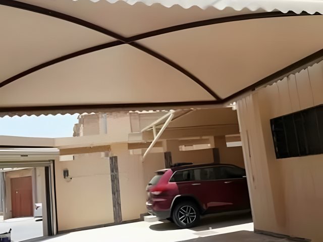 مظلة PVC بقماش عازل وهيكل معدني في موقع التنفيذ في الرياض