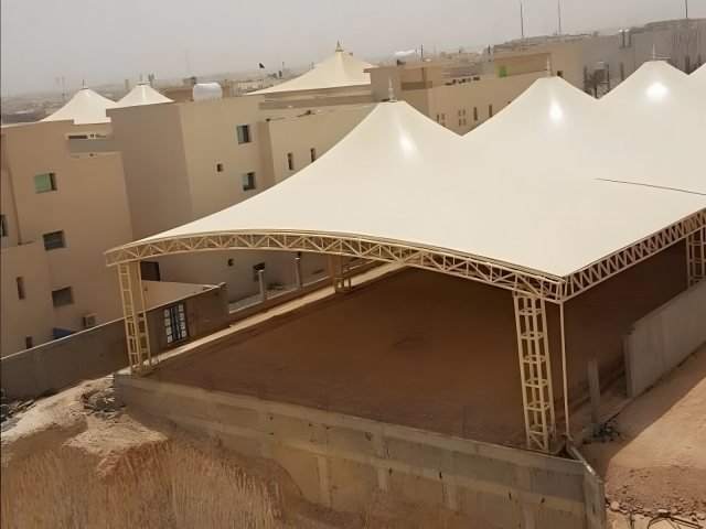 مظلة PVC بقماش عازل وهيكل معدني في موقع التنفيذ في الرياض