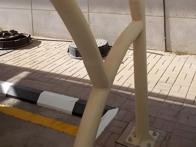 مظلة PVC بقماش عازل وهيكل معدني في موقع التنفيذ في الرياض