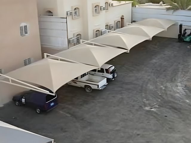 مظلة PVC بقماش عازل وهيكل معدني في موقع التنفيذ في الرياض