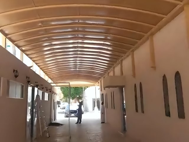مظلة PVC بقماش عازل وهيكل معدني في موقع التنفيذ في الرياض