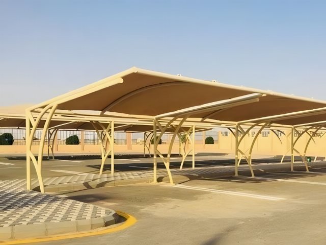 مظلة PVC بقماش عازل وهيكل معدني في موقع التنفيذ في الرياض