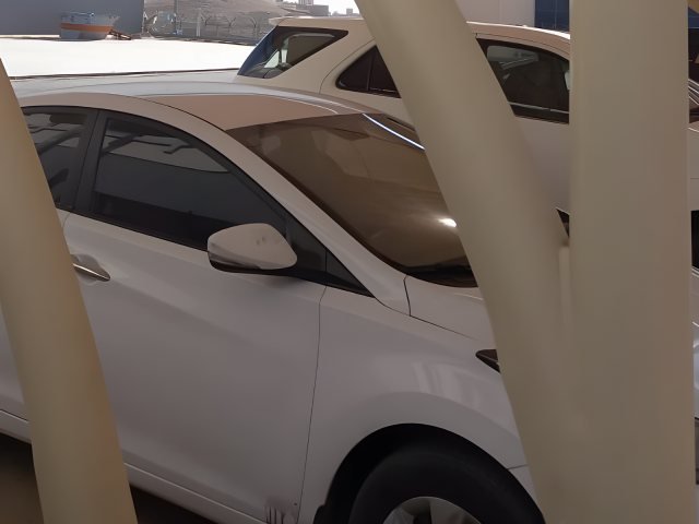 مظلة PVC بقماش عازل وهيكل معدني في موقع التنفيذ في الرياض