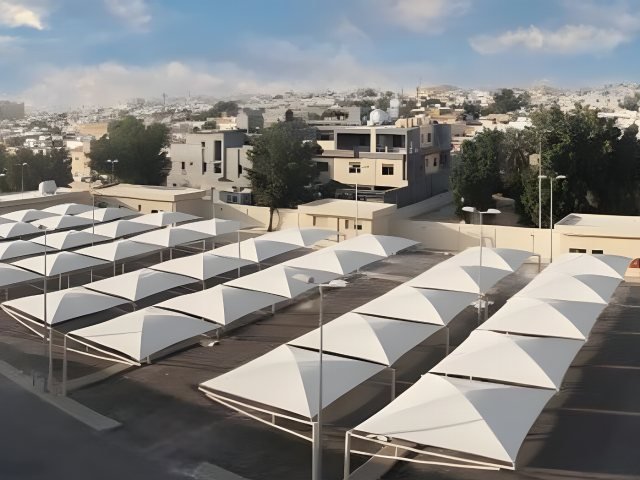 مظلة PVC بقماش عازل وهيكل معدني في موقع التنفيذ في الرياض
