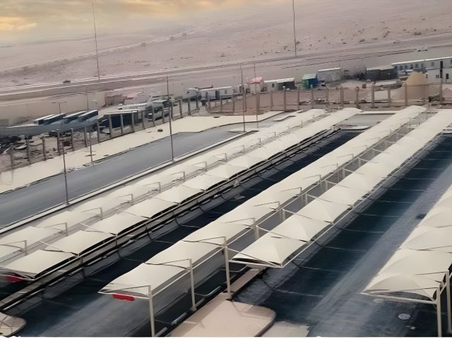 مظلة PVC بقماش عازل وهيكل معدني في موقع التنفيذ في الرياض