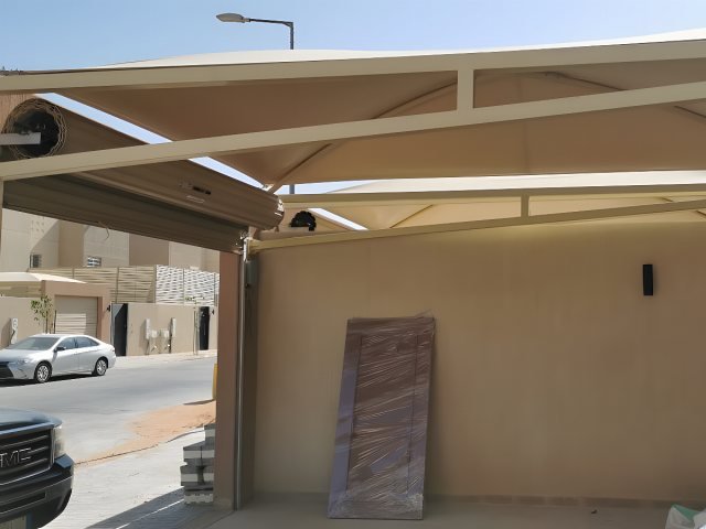 مظلة PVC بقماش عازل وهيكل معدني في موقع التنفيذ في الرياض