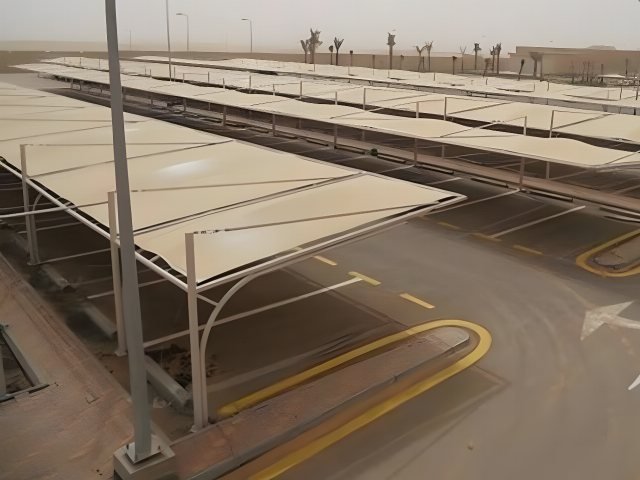مظلة PVC بقماش عازل وهيكل معدني في موقع التنفيذ في الرياض