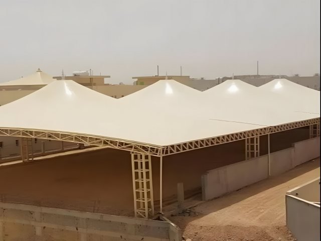 مظلة PVC بقماش عازل وهيكل معدني في موقع التنفيذ في الرياض