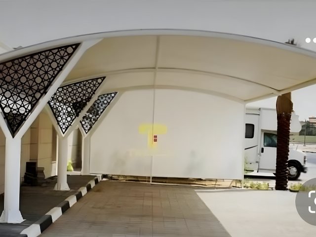 مظلة PVC بقماش عازل وهيكل معدني في موقع التنفيذ في الرياض