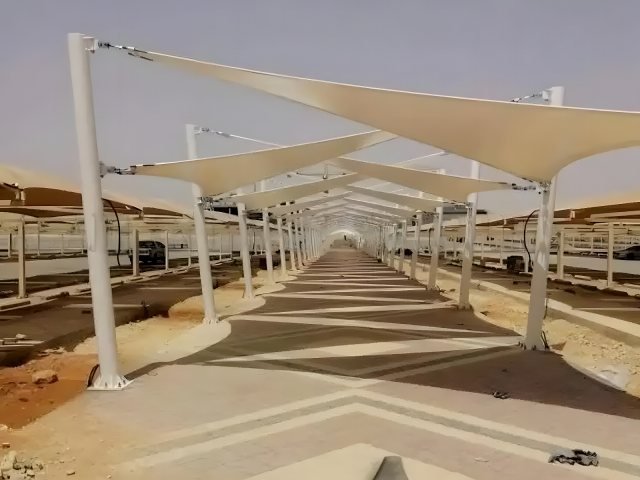 مظلة PVC بقماش عازل وهيكل معدني في موقع التنفيذ في الرياض