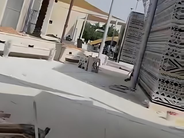 مظلة PVC بقماش عازل وهيكل معدني في موقع التنفيذ في الرياض