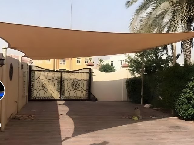 مظلة PVC بقماش عازل وهيكل معدني في موقع التنفيذ في الرياض