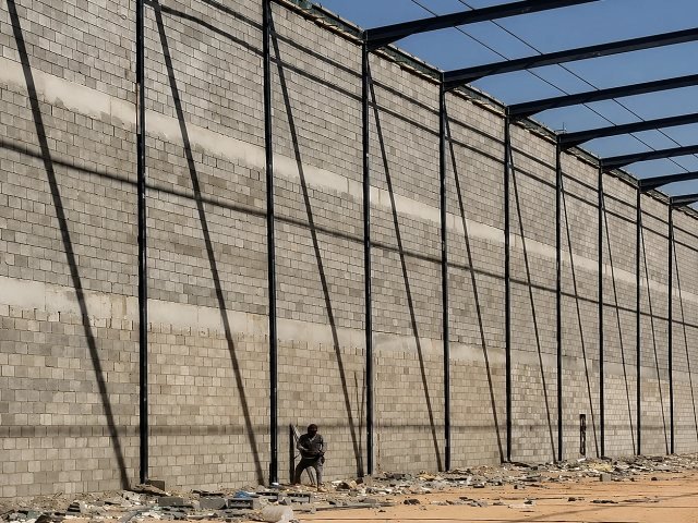 تنفيذ هنجر وهيكل معدني في موقع العمل في موقع التنفيذ في الرياض