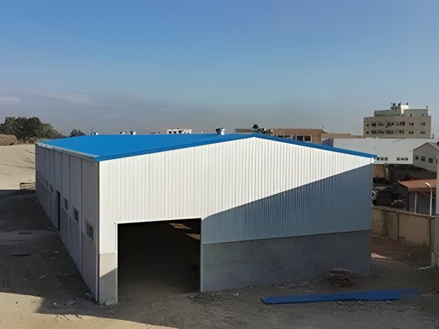 تنفيذ هنجر وهيكل معدني في موقع العمل في موقع التنفيذ في الرياض