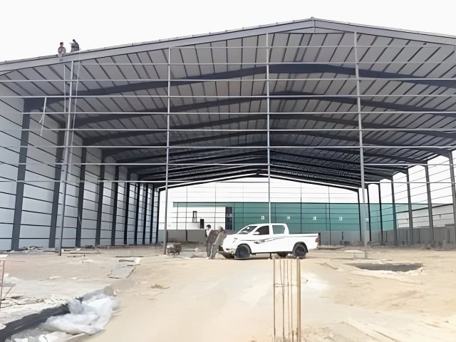 تنفيذ هنجر وهيكل معدني في موقع العمل في موقع التنفيذ في الرياض