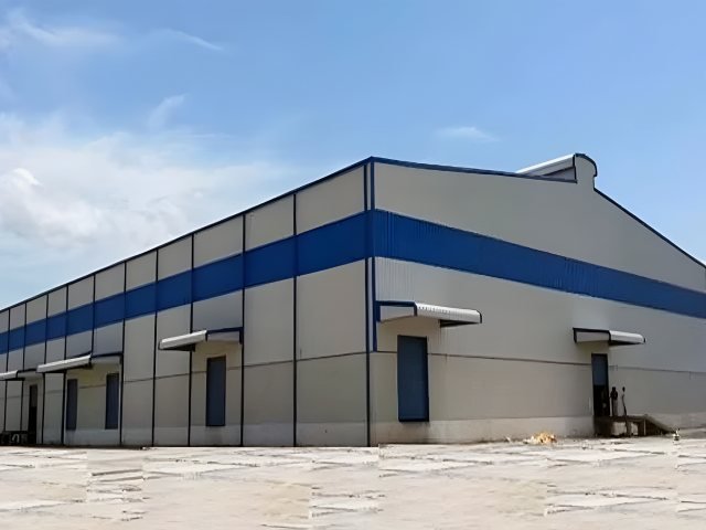 تنفيذ هنجر وهيكل معدني في موقع العمل في موقع التنفيذ في الرياض