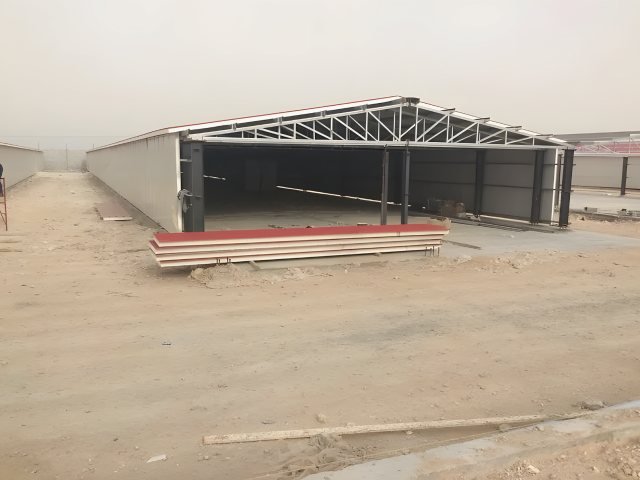 تنفيذ هنجر وهيكل معدني في موقع العمل في موقع التنفيذ في الرياض