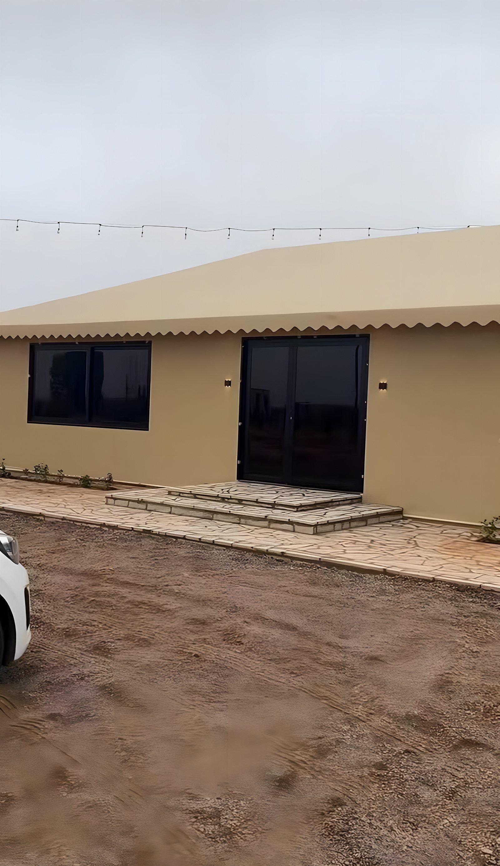 مبنى خارجي جاهز بألواح معزولة في موقع التنفيذ في الرياض