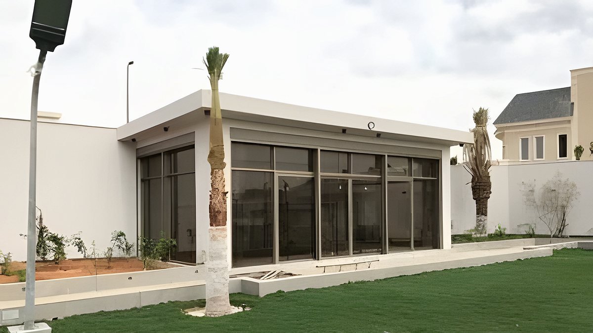 مبنى خارجي جاهز بألواح معزولة في موقع التنفيذ في الرياض