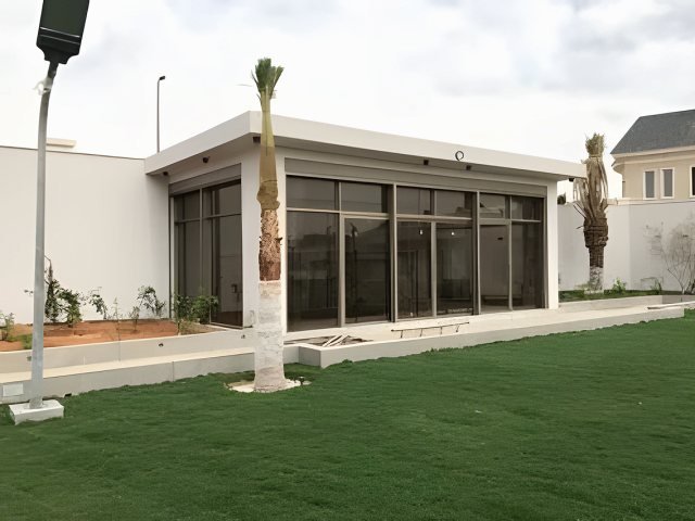 مبنى خارجي جاهز بألواح معزولة في موقع التنفيذ في الرياض
