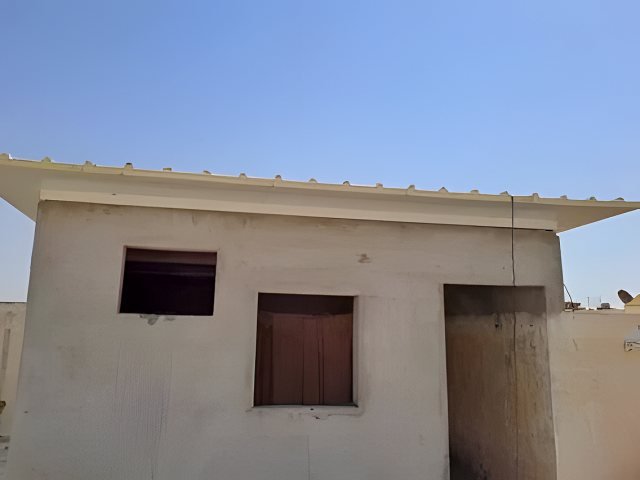 مبنى خارجي جاهز بألواح معزولة في موقع التنفيذ في الرياض
