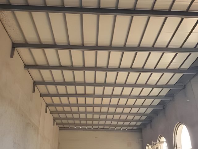 مبنى خارجي جاهز بألواح معزولة في موقع التنفيذ في الرياض