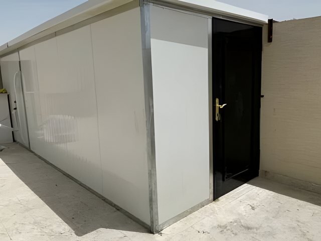 مبنى خارجي جاهز بألواح معزولة في موقع التنفيذ في الرياض