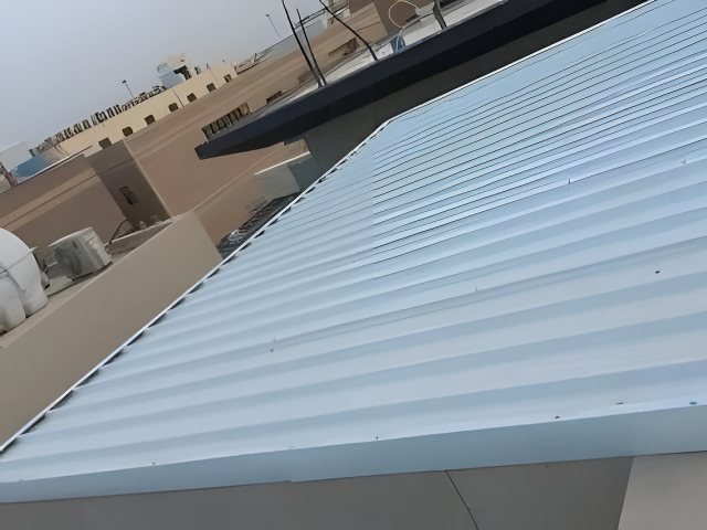 مبنى خارجي جاهز بألواح معزولة في موقع التنفيذ في الرياض