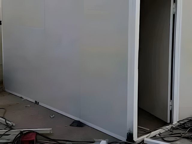 مبنى خارجي جاهز بألواح معزولة في موقع التنفيذ في الرياض