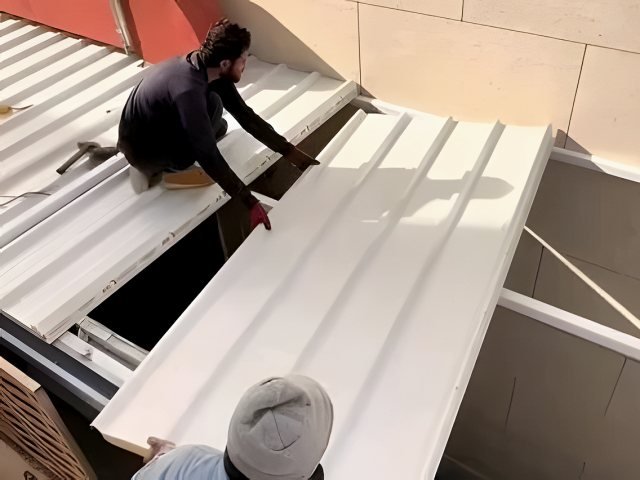 مبنى خارجي جاهز بألواح معزولة في موقع التنفيذ في الرياض