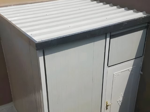مبنى خارجي جاهز بألواح معزولة في موقع التنفيذ في الرياض