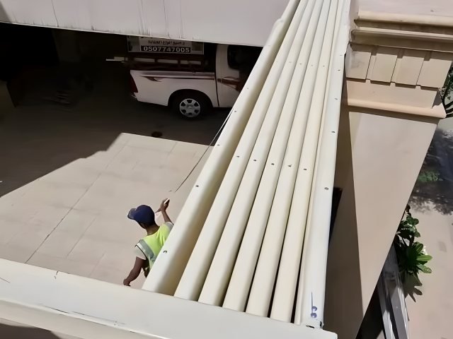 مبنى خارجي جاهز بألواح معزولة في موقع التنفيذ في الرياض