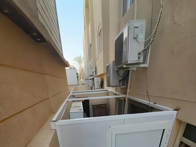 مبنى خارجي جاهز بألواح معزولة في موقع التنفيذ في الرياض